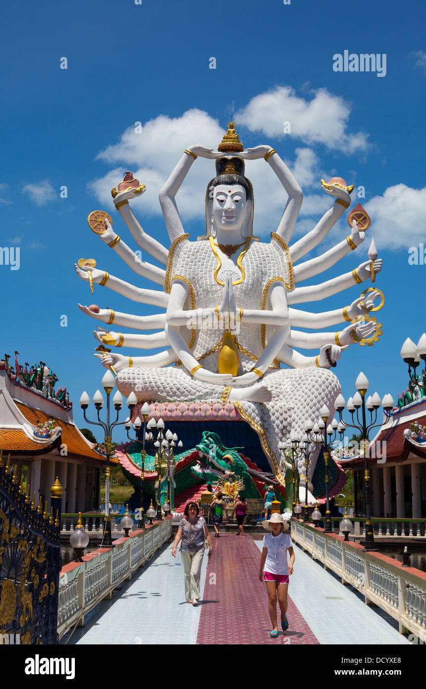 Il braccio 18 statua del Buddha al Wat Plai Laem su Ko Samui Island nel Golfo di Thailandia. Foto Stock