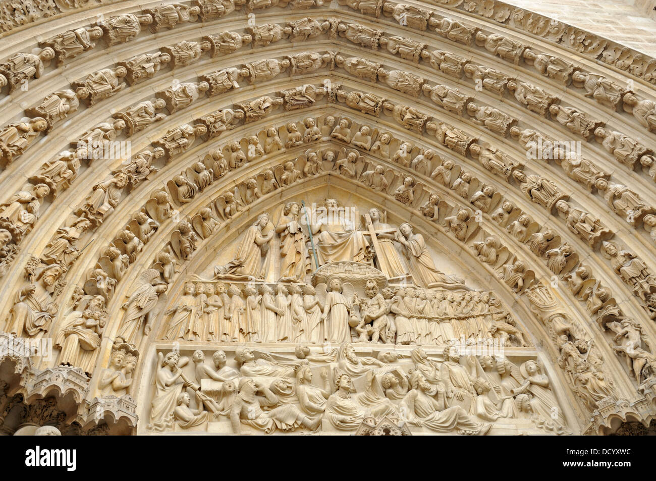 Arcata con angeli e scene di leggende d'ingresso alla Cattedrale di Notre Dame de Paris a Parigi, Francia Foto Stock