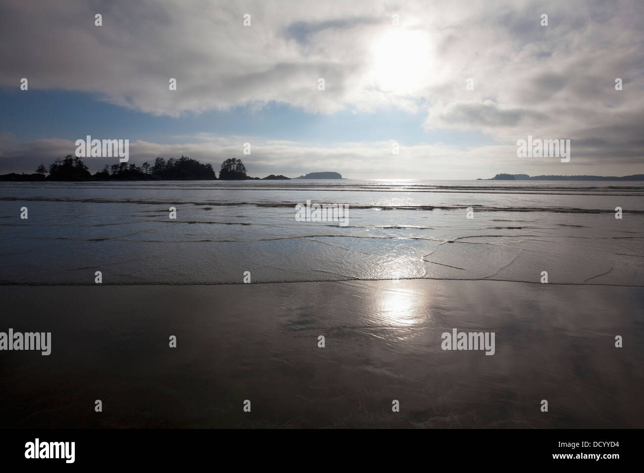 Vista orizzonte di Frank isola al tramonto; Chesterman Beach, Tofino, Isola di Vancouver, British Columbia, Canada Foto Stock