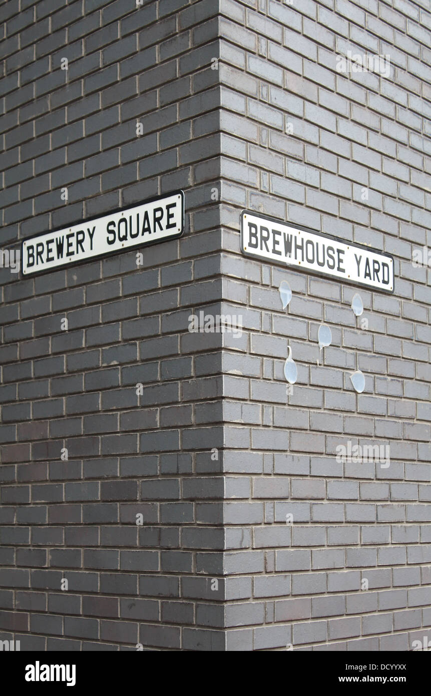 Grigio a muro di mattoni su un angolo della piazza birreria e tini di filtrazione cantiere Foto Stock