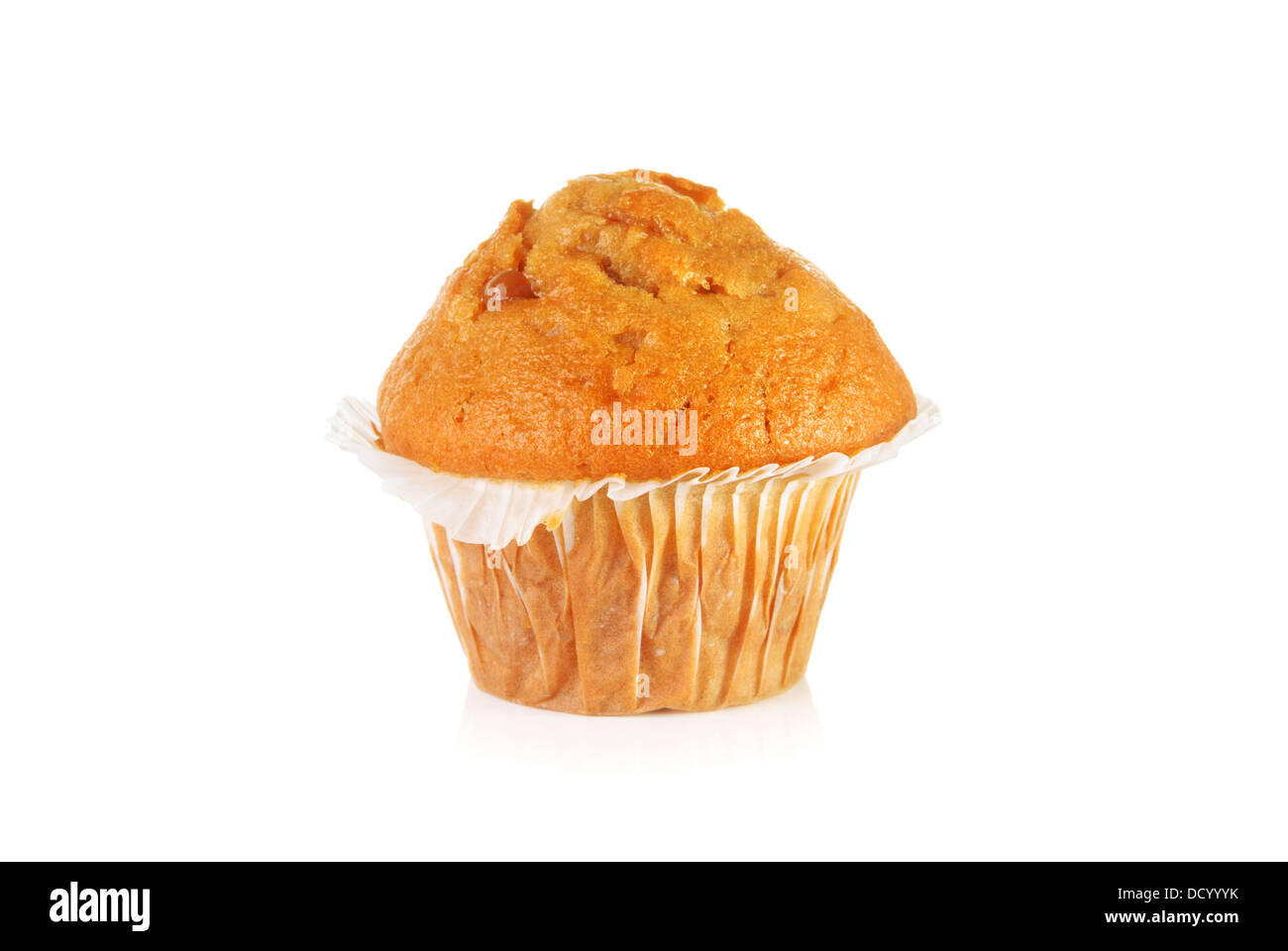 Toffee fudge muffin su sfondo bianco Foto Stock