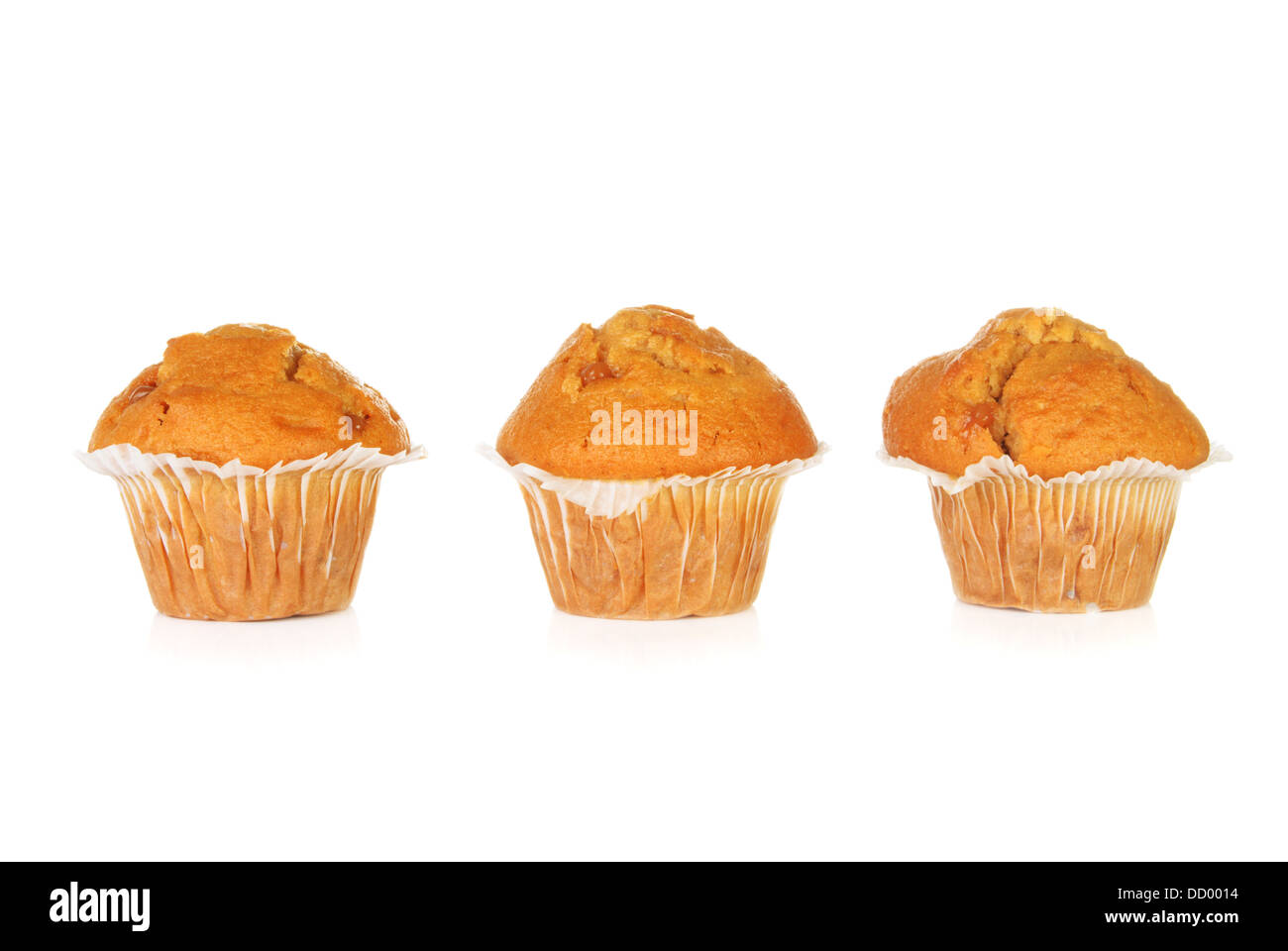 Toffee fudge muffin su sfondo bianco Foto Stock