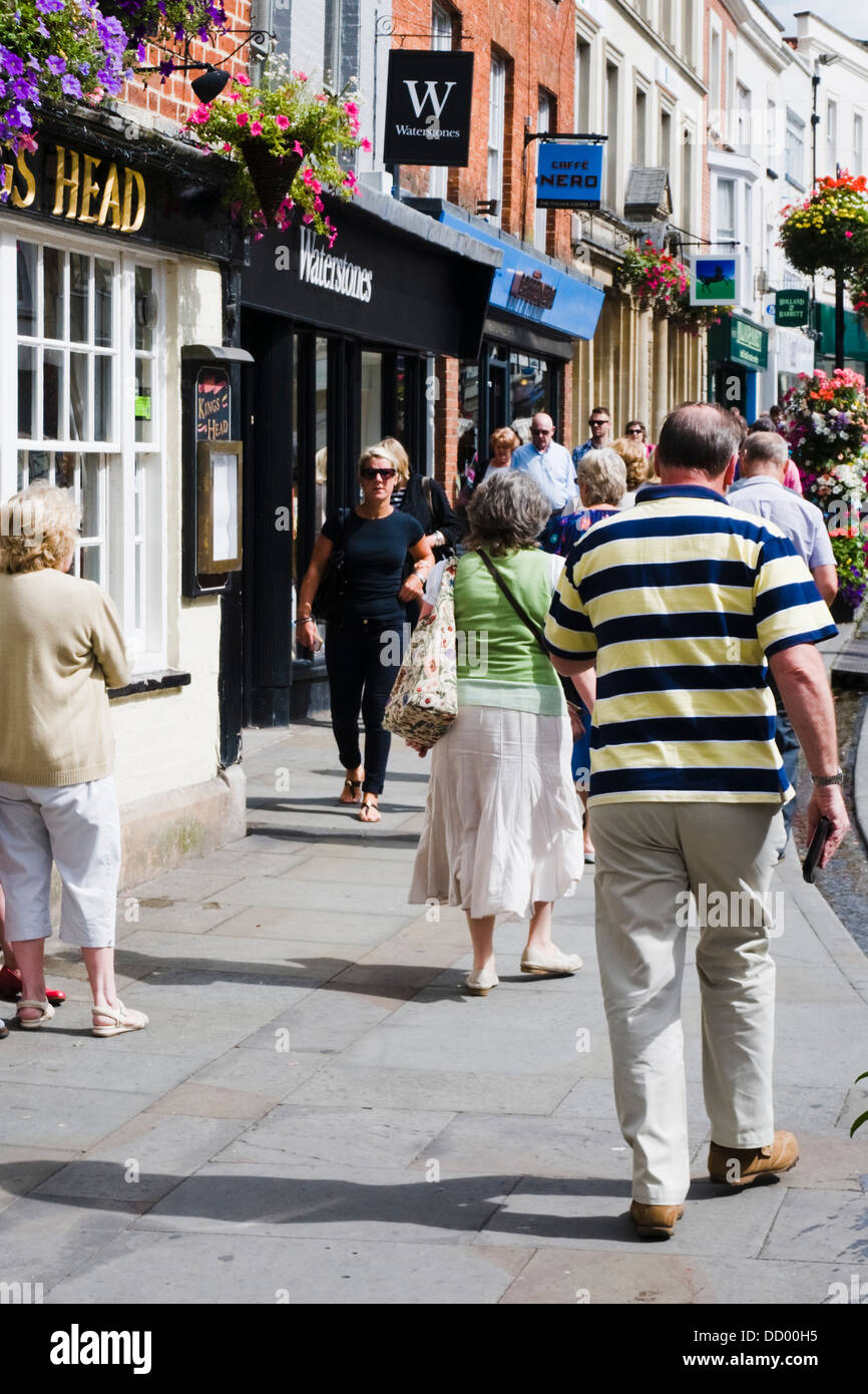 Gli amanti dello shopping sulla High Street in pozzi, la più piccola città in Inghilterra. Foto Stock