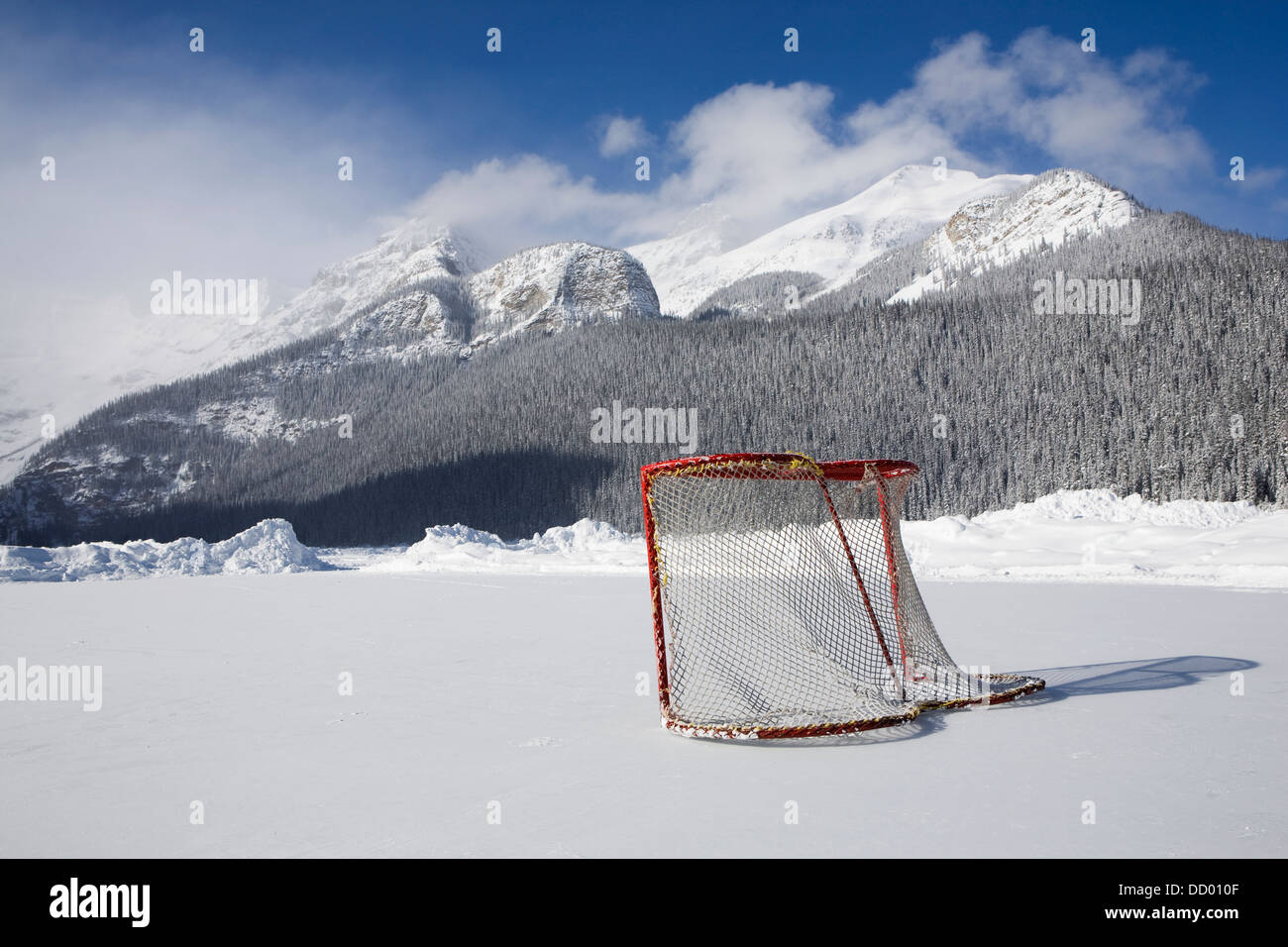 Hockey Net all'aperto sulla pista di pattinaggio su ghiaccio; il Lago Louise, Alberta, Canada Foto Stock