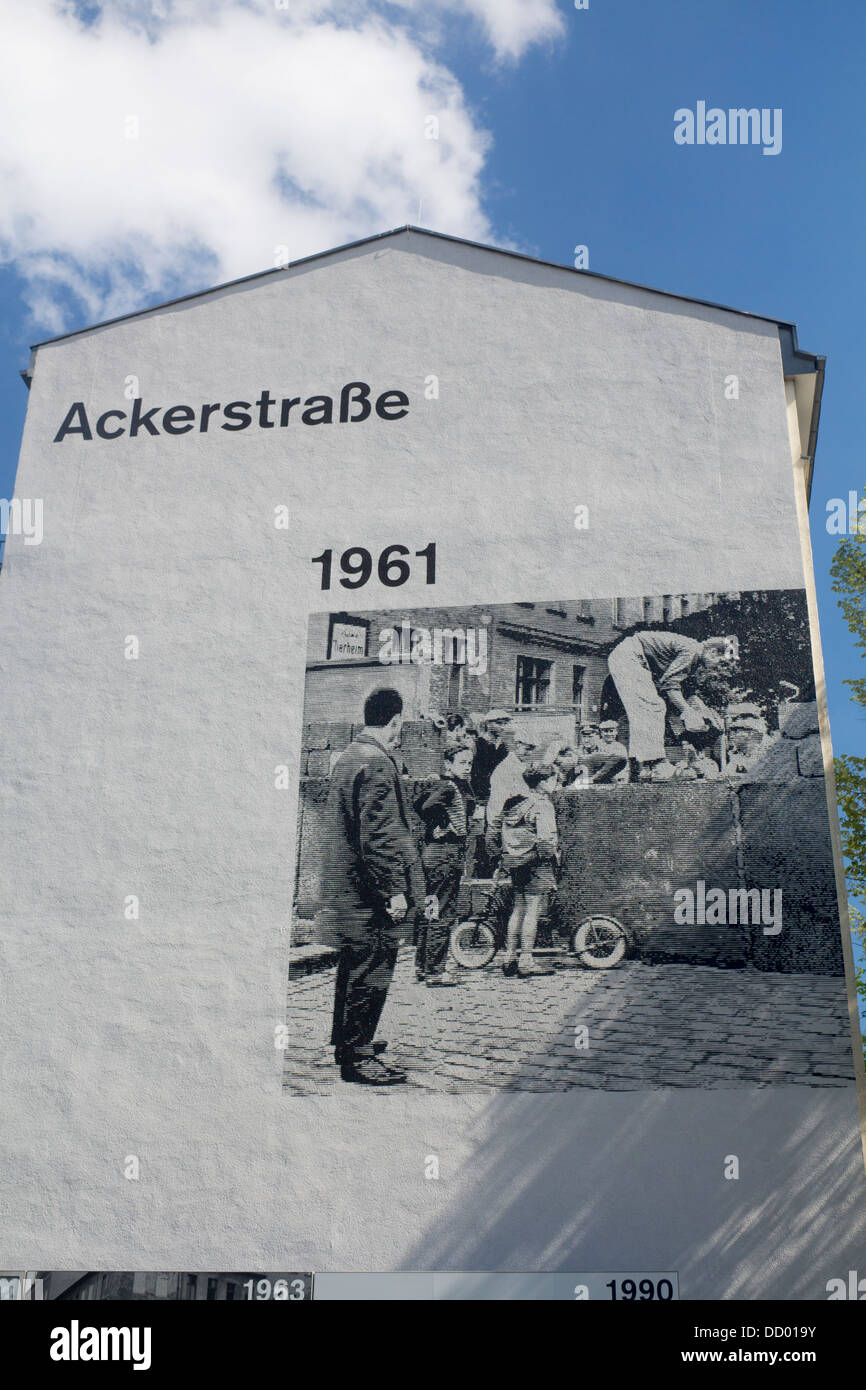 Memoriale del Muro di Berlino il murale sul lato dell'edificio di appartamenti in Ackerstrasse che mostra le fotografie della costruzione del muro Foto Stock