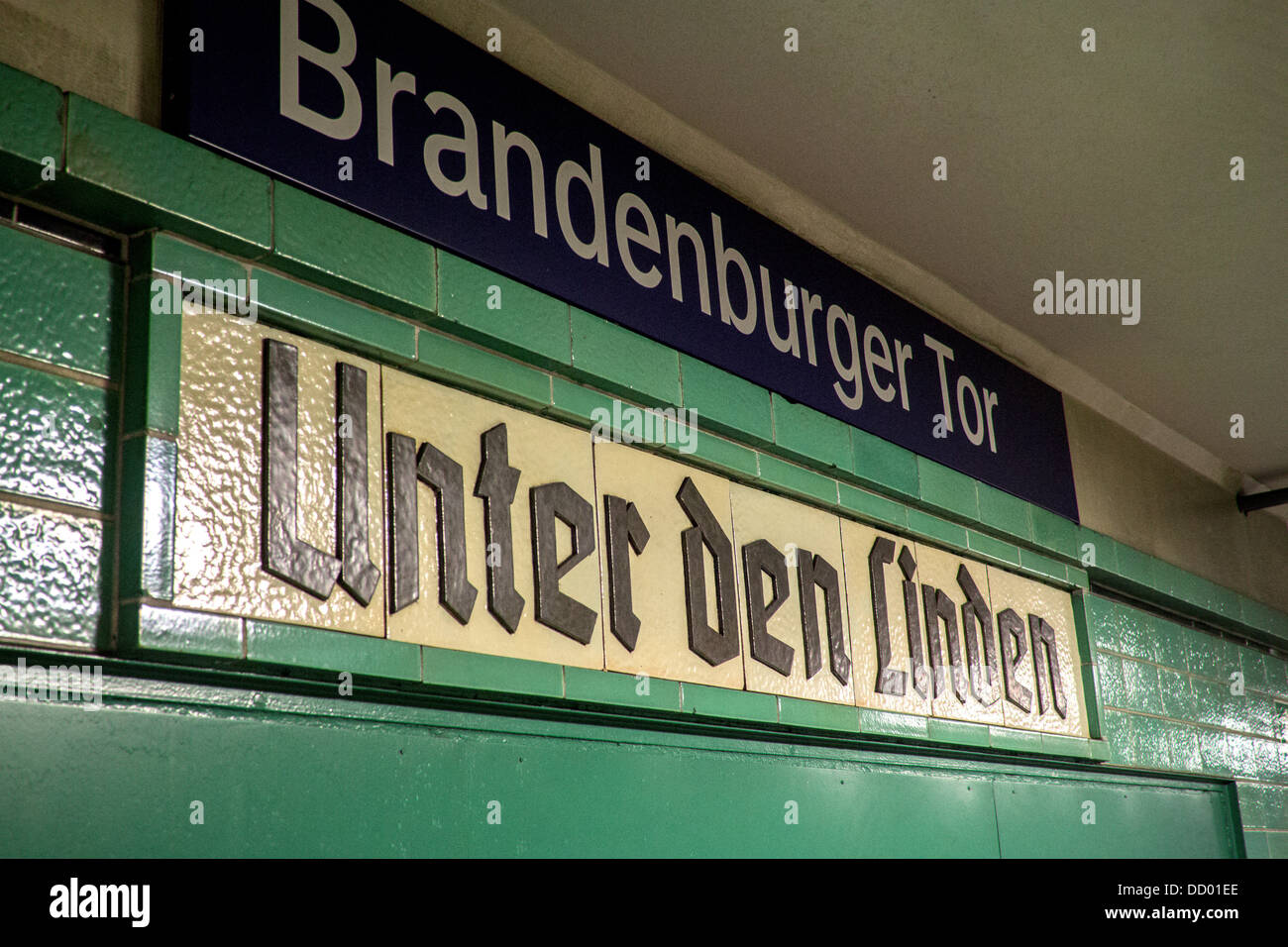Il viale Unter den Linden segno nel vecchio script gotica in S-Bahn stazione Nuovo nome Brandenburger Tor al di sopra di linea S2 Berlino Germania Foto Stock