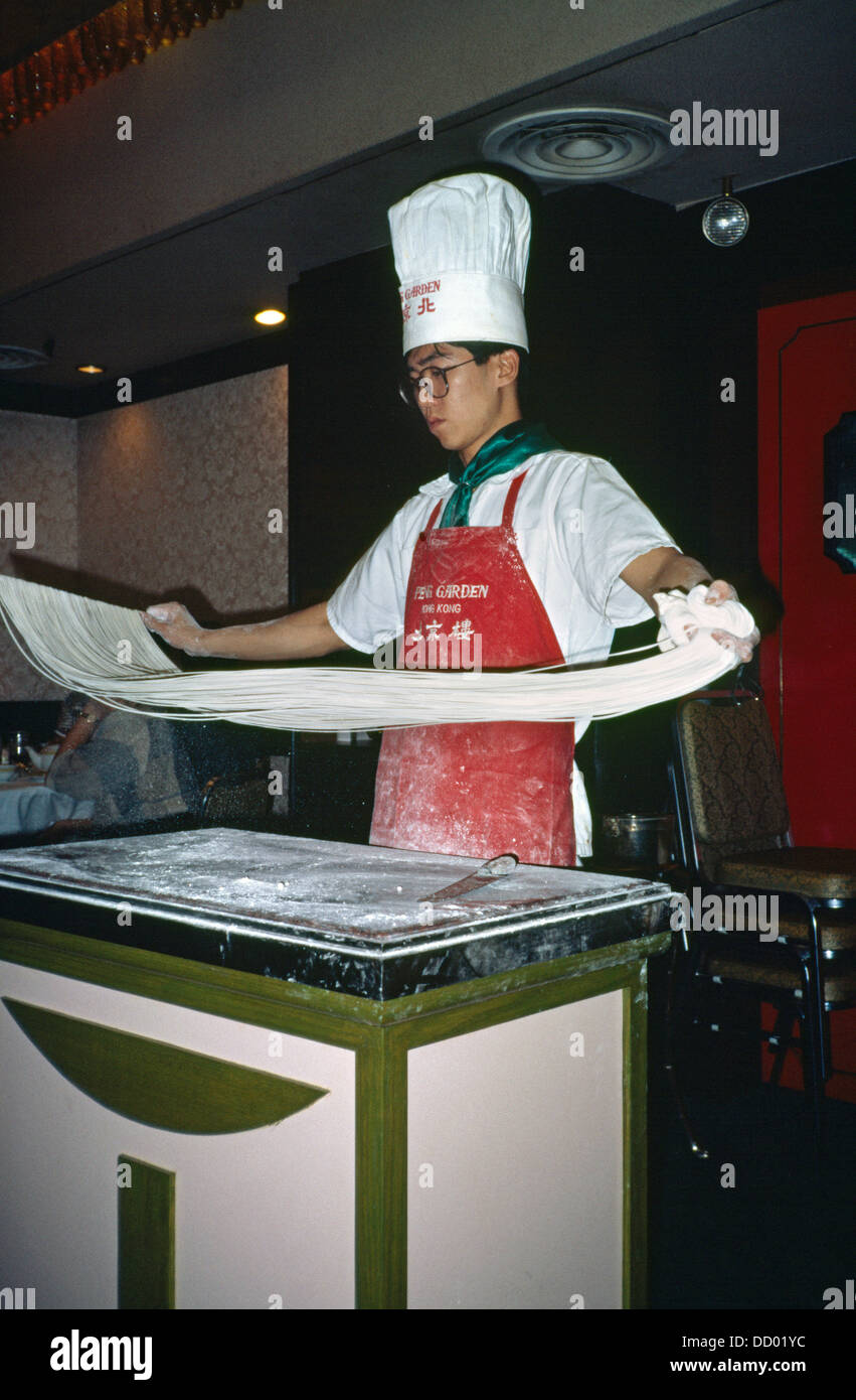 Hong Kong uomo rendendo tagliatelle cinesi Foto Stock