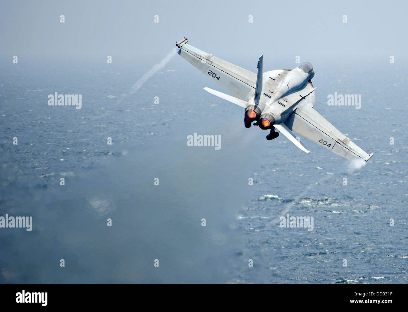 Un US Navy F/A-18E Super Hornet fighter aircraft lancia off il ponte di volo della portaerei USS Nimitz Agosto 19, 2013 nel Mare Arabico. Foto Stock