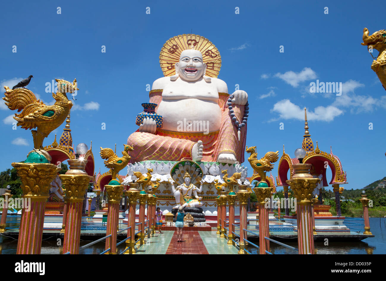 Una statua del Buddha al Wat Plai Laem su Ko Samui Island nel Golfo di Thailandia. Foto Stock