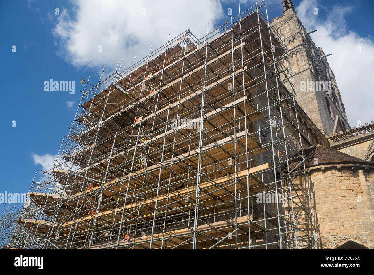 Ponteggio tutta la copertura del transetto sud durante i lavori di restauro del progetto Abbazia Tekesbury Gloucestershire England Regno Unito Foto Stock