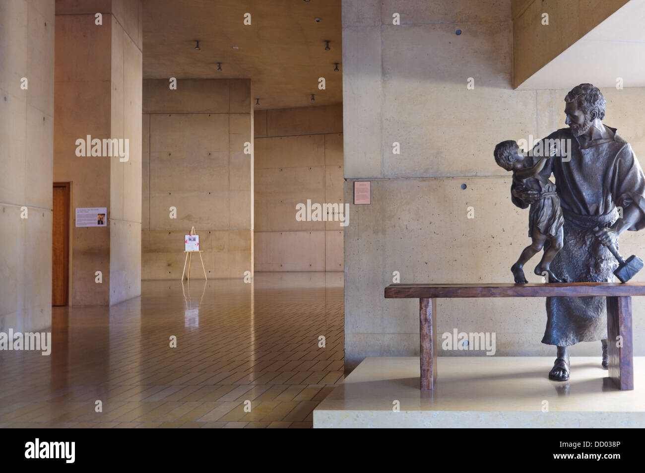 La scultura dedicata alla promozione di adozione presso la Nostra Signora degli Angeli cattedrale Foto Stock