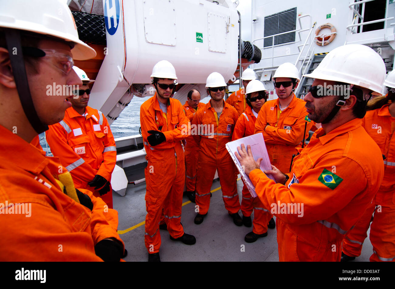 Membri di equipaggio sulla nave durante man over board drill Foto Stock