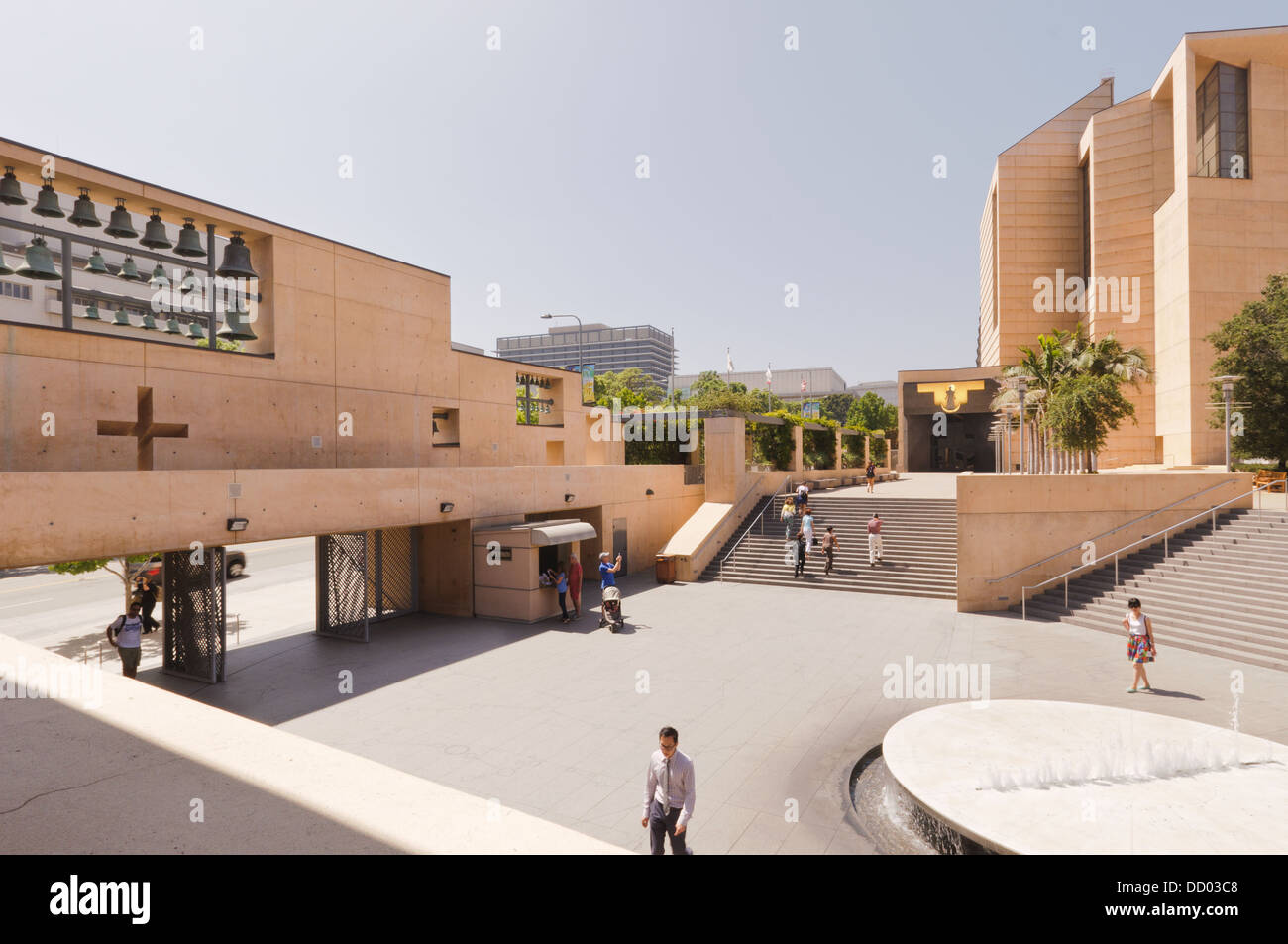 Nostra Signora del Angeles Cattedrale ingresso Gateway inclusi piscina, acqua parete e porte di bronzo. Foto Stock