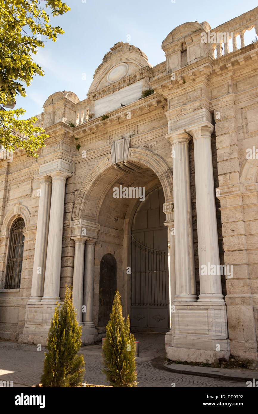 Un ingresso all'Università di Istanbul, professore Siddik Sami Onar Caddesi (Street), Istanbul, Turchia Foto Stock