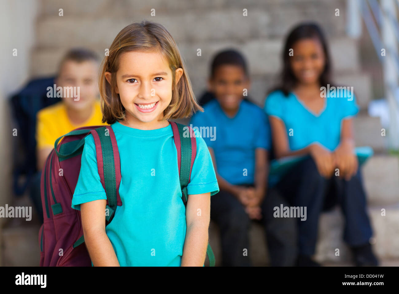 Bella ragazza in età prescolare con compagni di scuola sullo sfondo Foto Stock