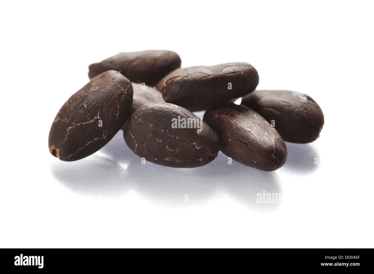 Pila di cacao in grani isolati su bianco. Profondità di campo. Foto Stock