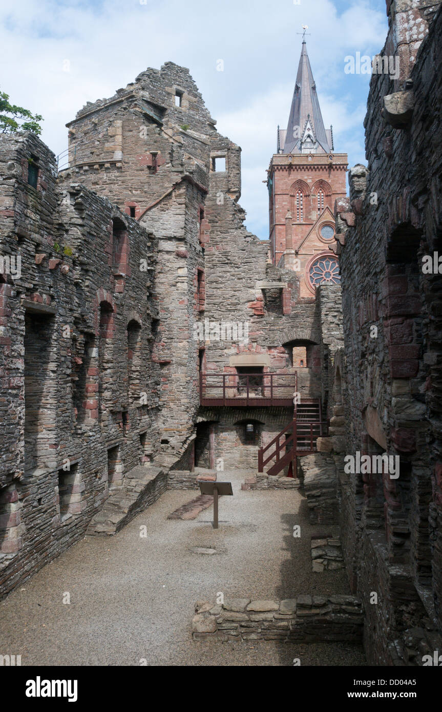 Le rovine del Palazzo del Vescovo a Kirkwall con la torre di St Magnus Cathedral in background. Foto Stock