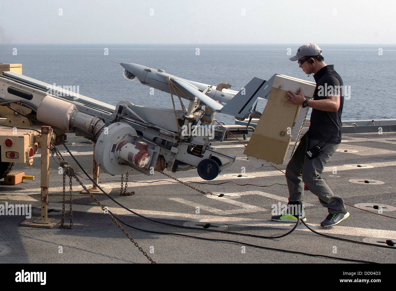 Un lavoratore civile rende preparativi finali prima di avviare la scansione Eagle drone a bordo della USS Ponce durante le operazioni Agosto 10, 2013 nel Golfo Arabico. Foto Stock