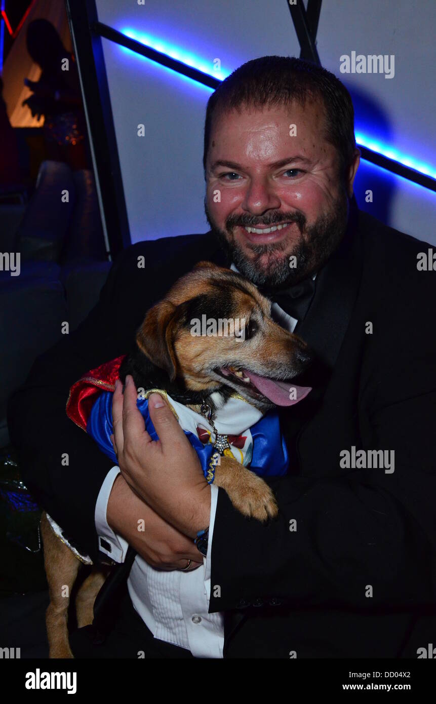 Londra REGNO UNITO 21 Augusts 2013 : gli amanti di cani assiste CH5 TV Launch Party - Chi sono i mondi più coccolati pet? A DSTRKT. Foto Stock