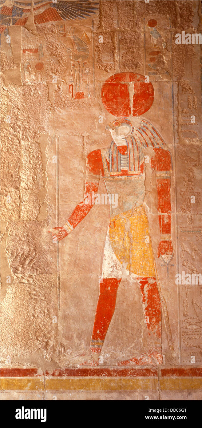 Luxor Egypt Deir El Bahri Cappella Anubis Tomba Pittura di Ra-horakhty (Dio del Sol Levante) combinazione degli dei Horus e Ra Foto Stock