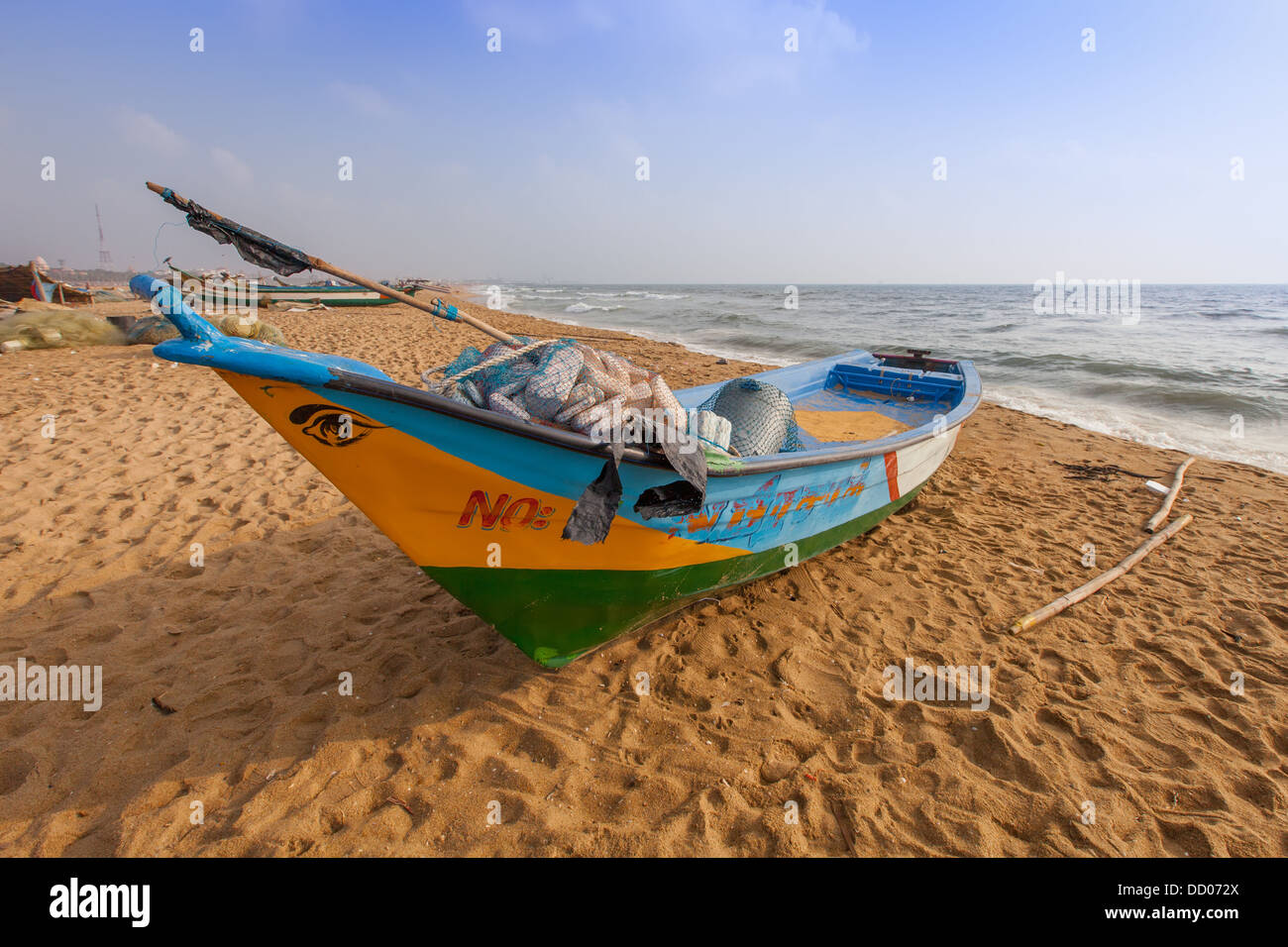 Barca da pesca sulla spiaggia di Marina Foto Stock