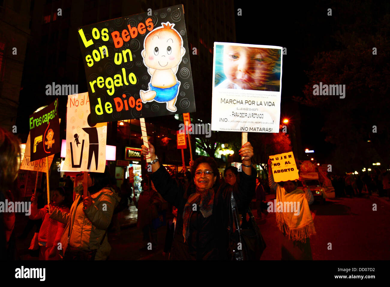 LA PAZ, BOLIVIA, 22nd agosto 2013. La gente partecipa a una marcia organizzata dal Red Pro-Vida (Pro Life Network) per protestare contro la depenalizzazione dell'aborto. La Bolivia sta discutendo se decriminalizzare l’aborto dal marzo 2012. Credit: James Brunker / Alamy Live News Foto Stock