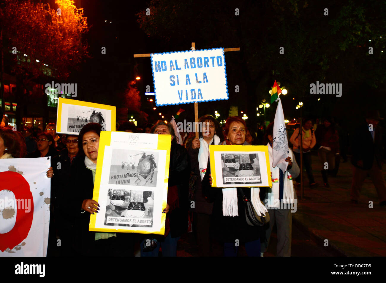 LA PAZ, BOLIVIA, 22nd agosto 2013. La gente partecipa a una marcia organizzata dal Red Pro-Vida (Pro Life Network) per protestare contro la depenalizzazione dell'aborto. La Bolivia sta discutendo se decriminalizzare l’aborto dal marzo 2012. Credit James Brunker / Alamy Live News Foto Stock