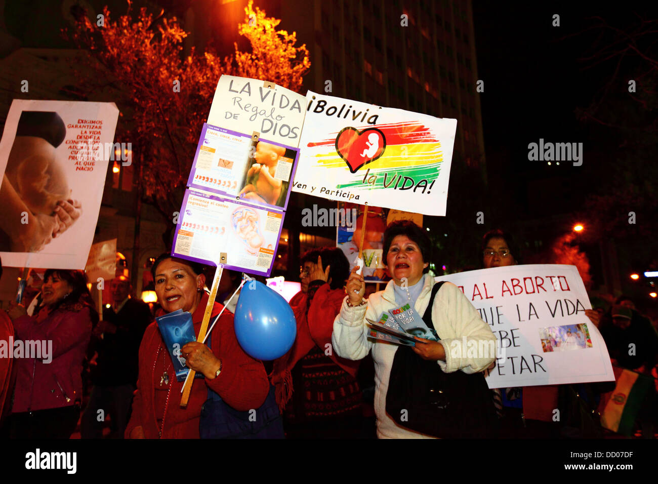 LA PAZ, Bolivia, 22 agosto 2013. Le persone prendono parte a una marcia organizzata dal Red Pro-Vida (Pro Vita di rete) per protestare contro la depenalizzazione dell aborto. La Bolivia è stata discutendo se di depenalizzare l aborto dal marzo 2012. Credito: James Brunker / Alamy Live News Foto Stock