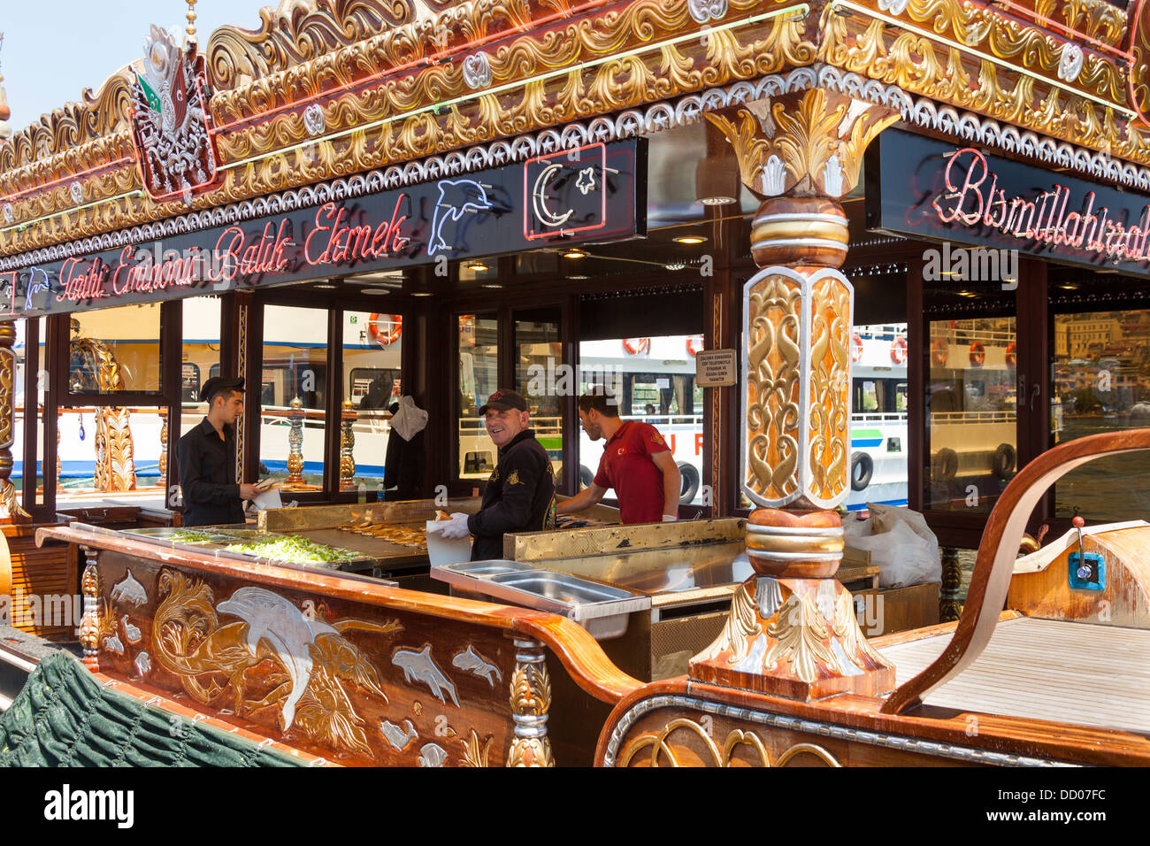 Barca usata come una cucina flottante, ormeggiata accanto al Ponte di Galata, Eminonu, Golden Horn, Istanbul, Turchia Foto Stock