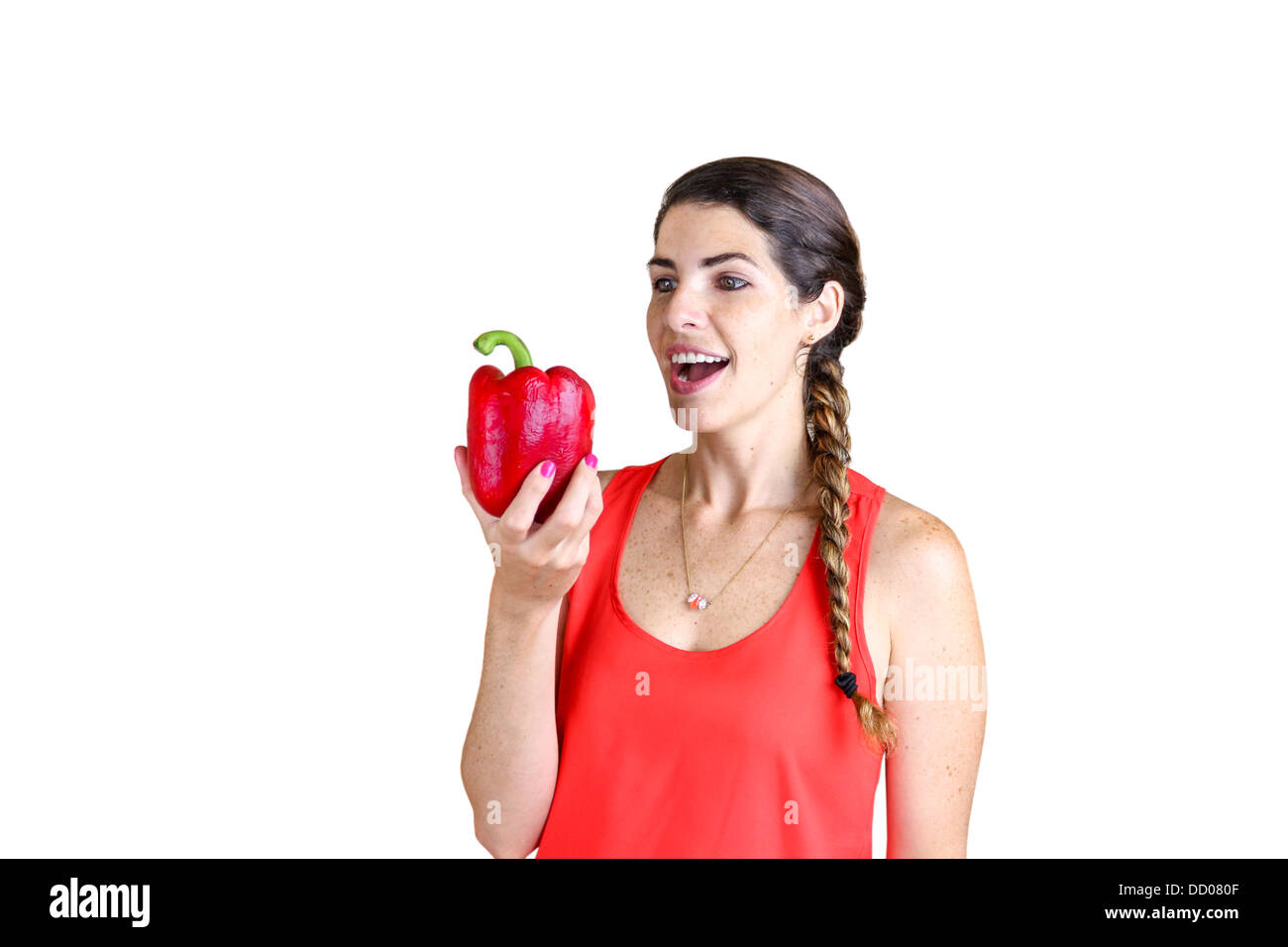 Felice giovane donna tenendo un grande peperone rosso Foto Stock