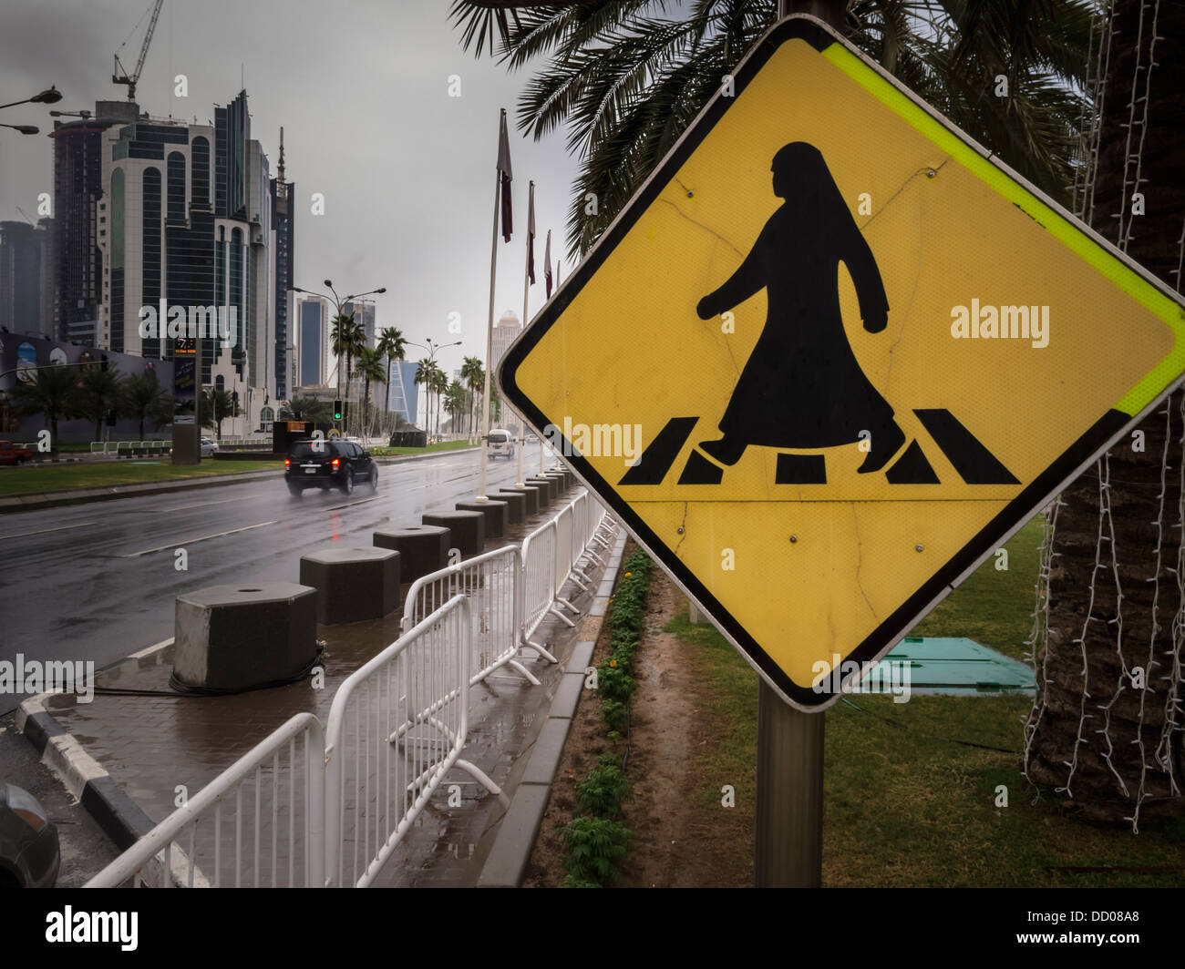 Attraversamento pedonale firmare con la donna che indossa un burqa in medio oriente città Foto Stock