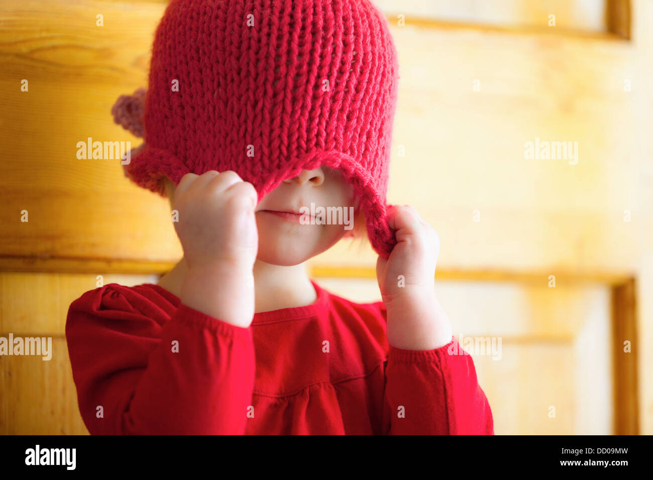 Un bambino tirando un cappello oltre i suoi occhi; Spruce Grove, Alberta, Canada Foto Stock