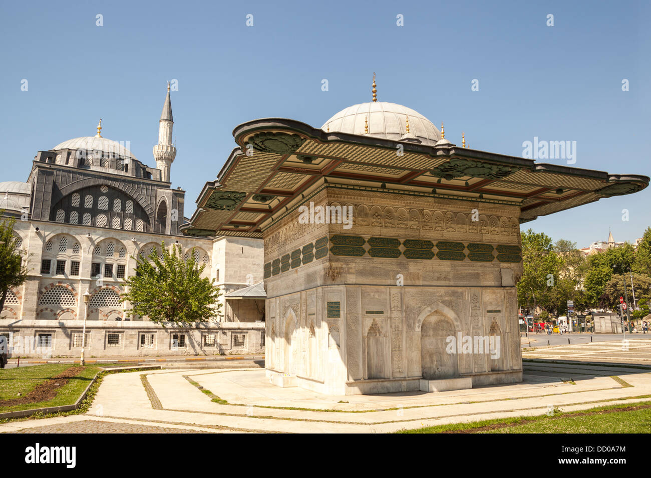 Kilic Ali Pasa moschea e Kilic Ali Pasa Fontana, noto anche come Tophane Fountain, Tophane, Beyoglu, Istanbul, Turchia Foto Stock