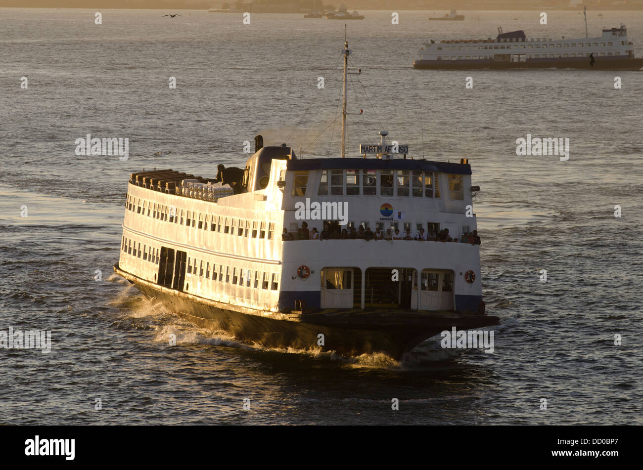 Il trasporto di passeggeri con il traghetto Baia Guanabara da Niteroi a Rio de Janeiro, città del Brasile Foto Stock