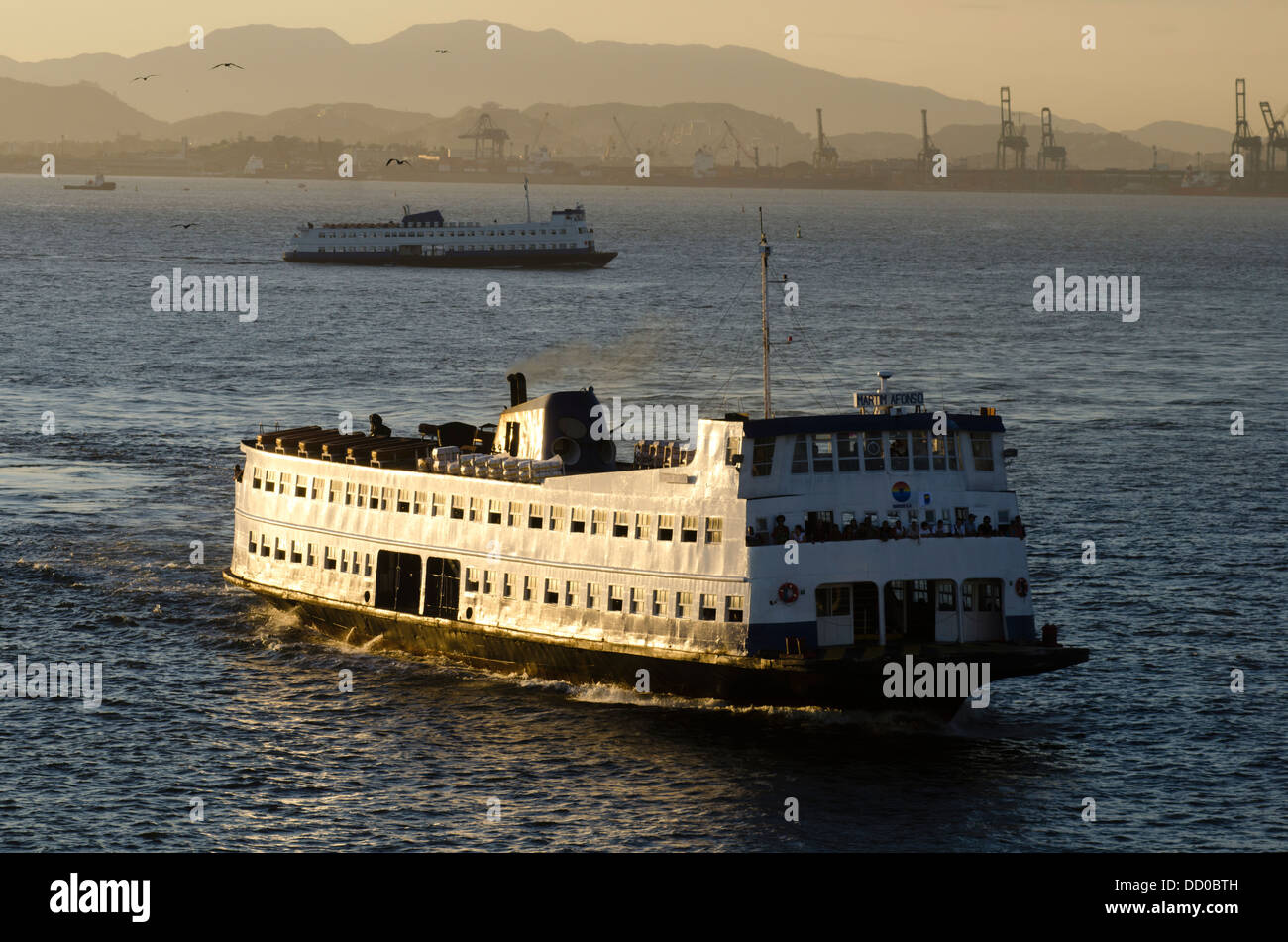 Il trasporto di passeggeri con il traghetto Baia Guanabara da Niteroi a Rio de Janeiro, città del Brasile Foto Stock
