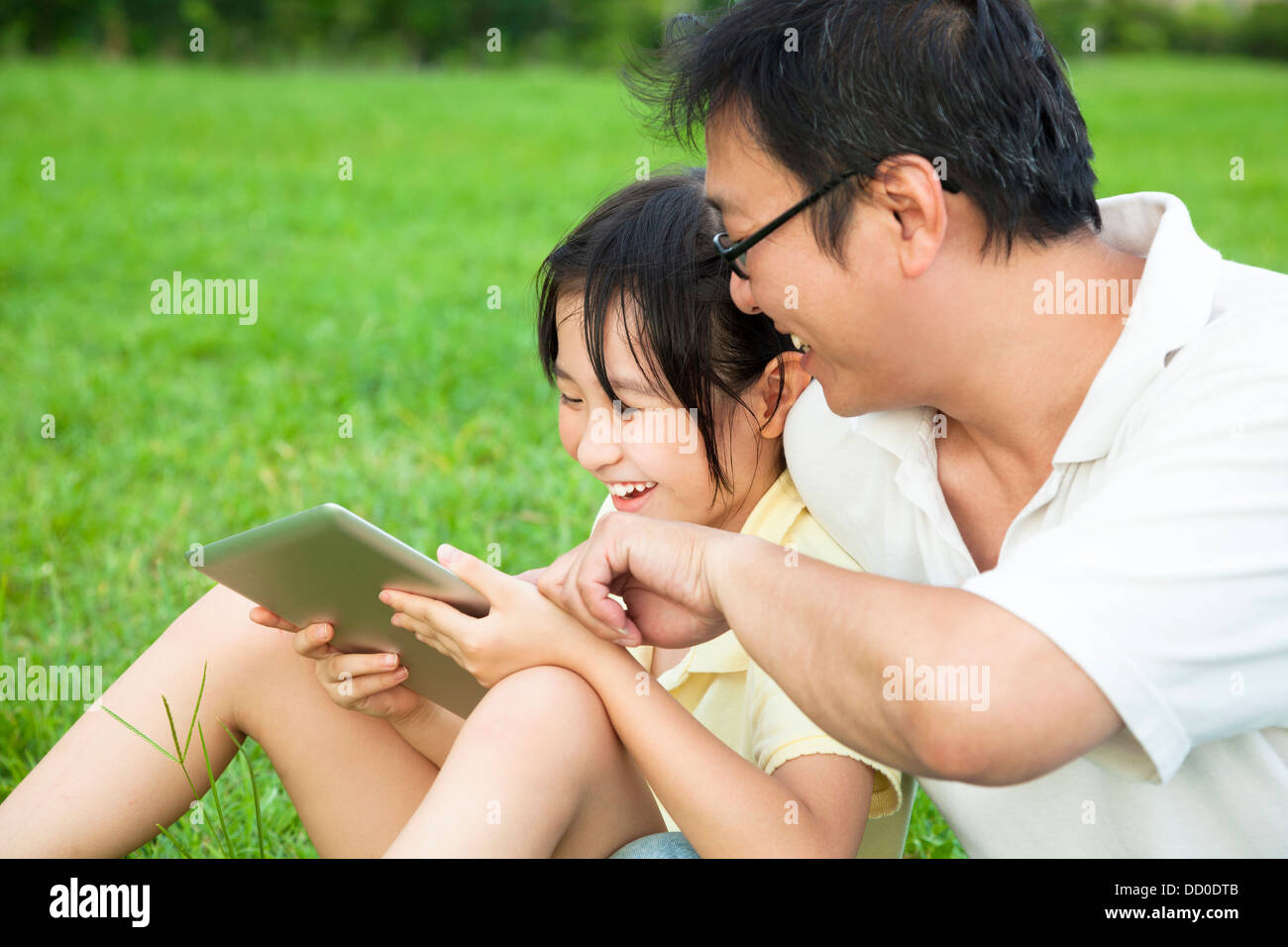 Padre insegnamento bambina utilizzando tablet pc Foto Stock