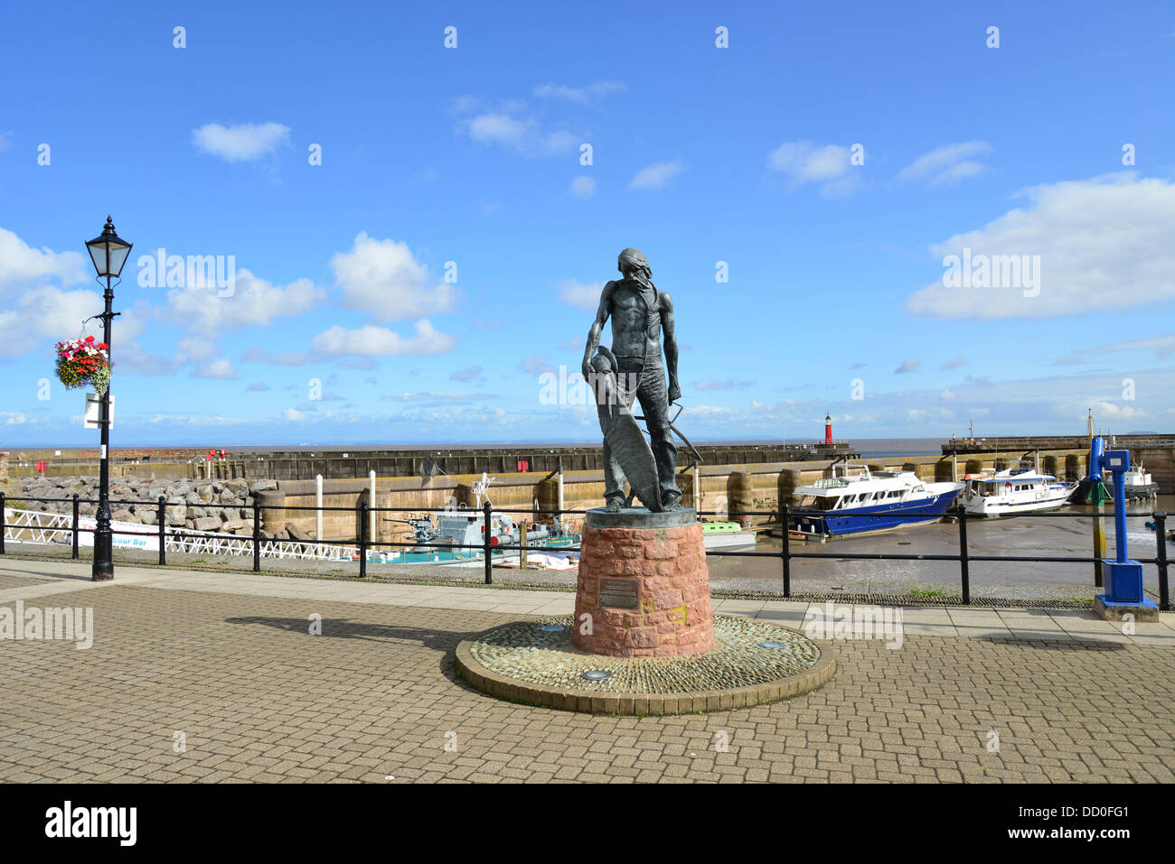 "L'Antica Mariner' statua (Samuel Coleridge) su harbour esplanade, Watchet, Somerset, Inghilterra, Regno Unito Foto Stock