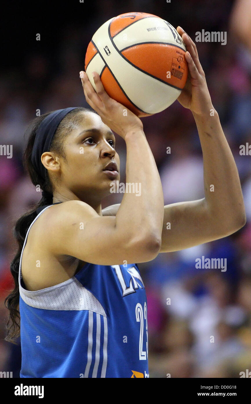 Uncasville, Connecticut, Stati Uniti d'America. Il 22 agosto, 2013. Minnesota Lynx avanti Maya Moore (23) libera di scatto getta durante la WNBA pallacanestro tra il Connecticut Sun e del Minnesota Lynx a Mohegan Sun Arena. Minnesota sconfitto Connecticut 91-77. Anthony Nesmith/CSM/Alamy Live News Foto Stock