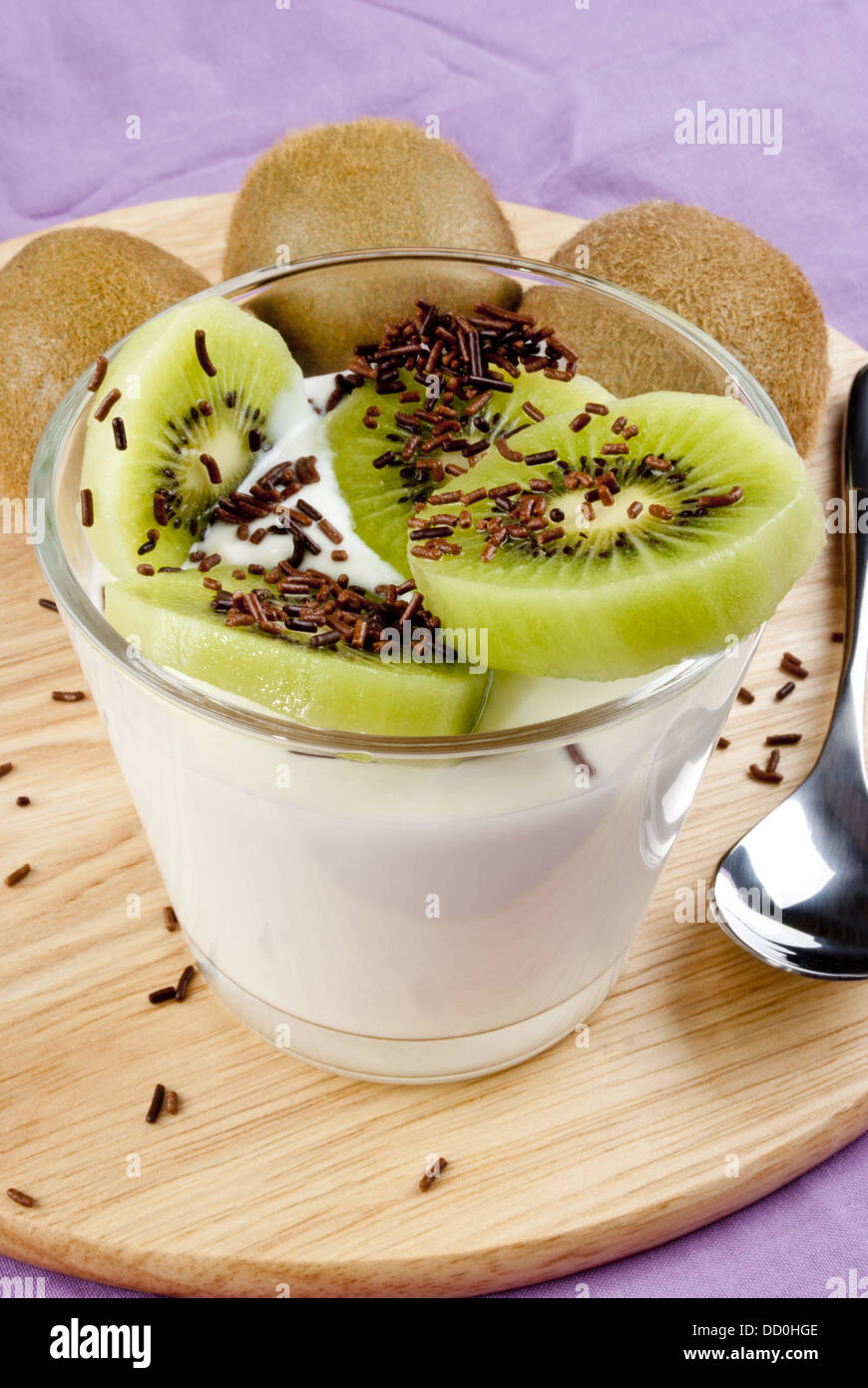 Yogurt con dolci fresche kiwi e cioccolato spruzza Foto Stock