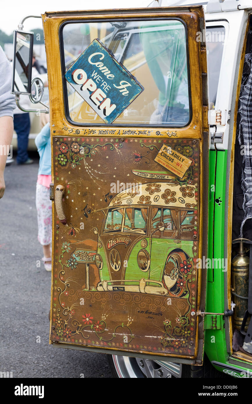Decorate in una Volkswagen camper van/Bus Hippy Van Foto Stock