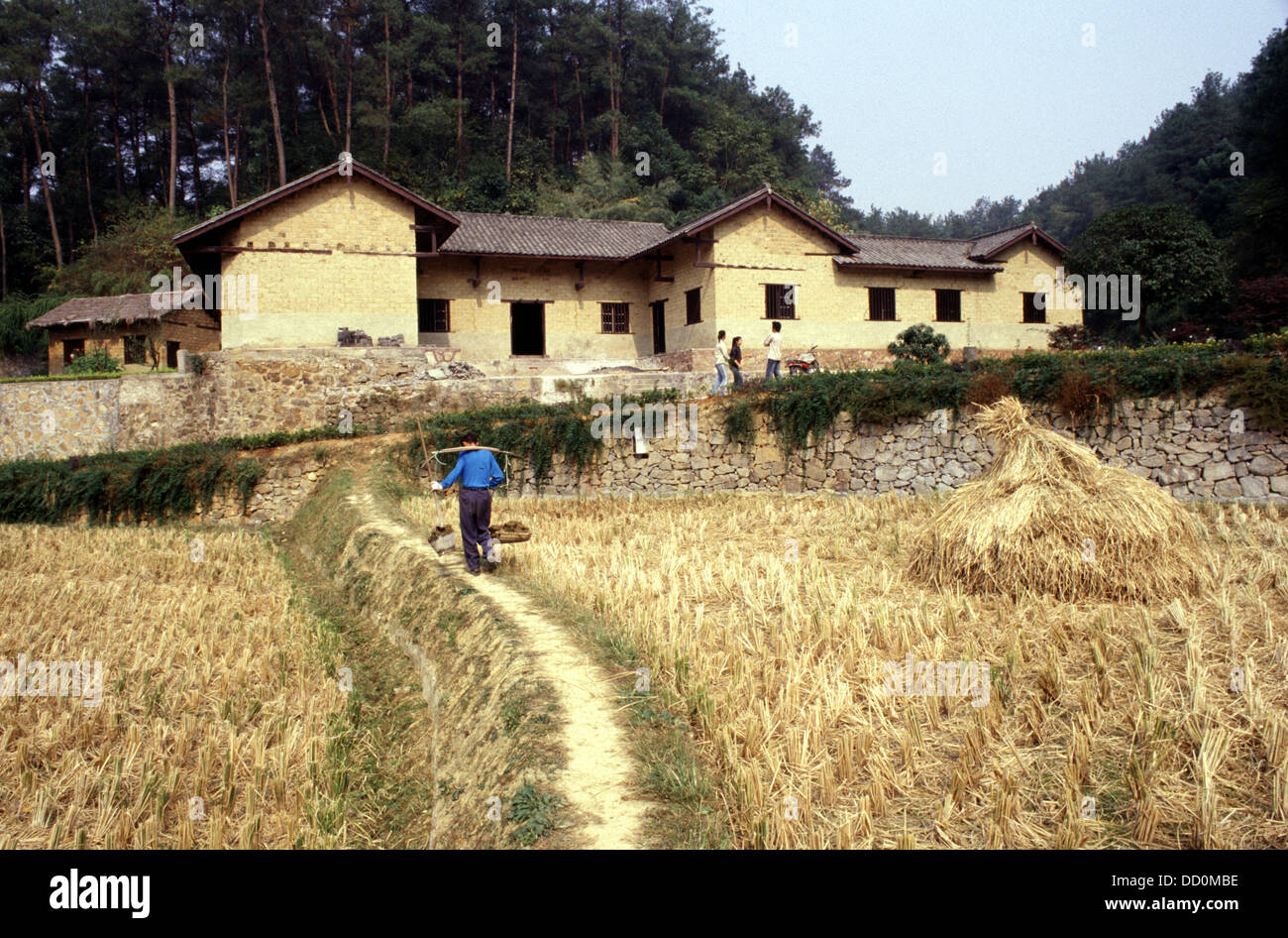 Vista la ex residenza costruita alla fine della dinastia Qing in cui mao zedong o di Mao Tse-tung noto anche come il presidente Mao è nato e ha trascorso la sua infanzia nella città di shaoshan situato sulla metà orientale e hunan la metà nord di xiangtan in Cina Foto Stock