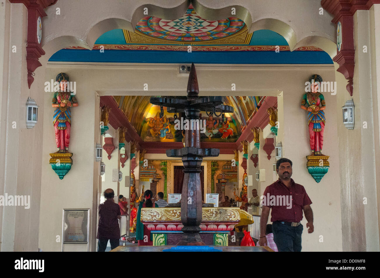 Interno del Tempio Hindu Sri Mariamman su South Bridge Road, Singapore Foto Stock