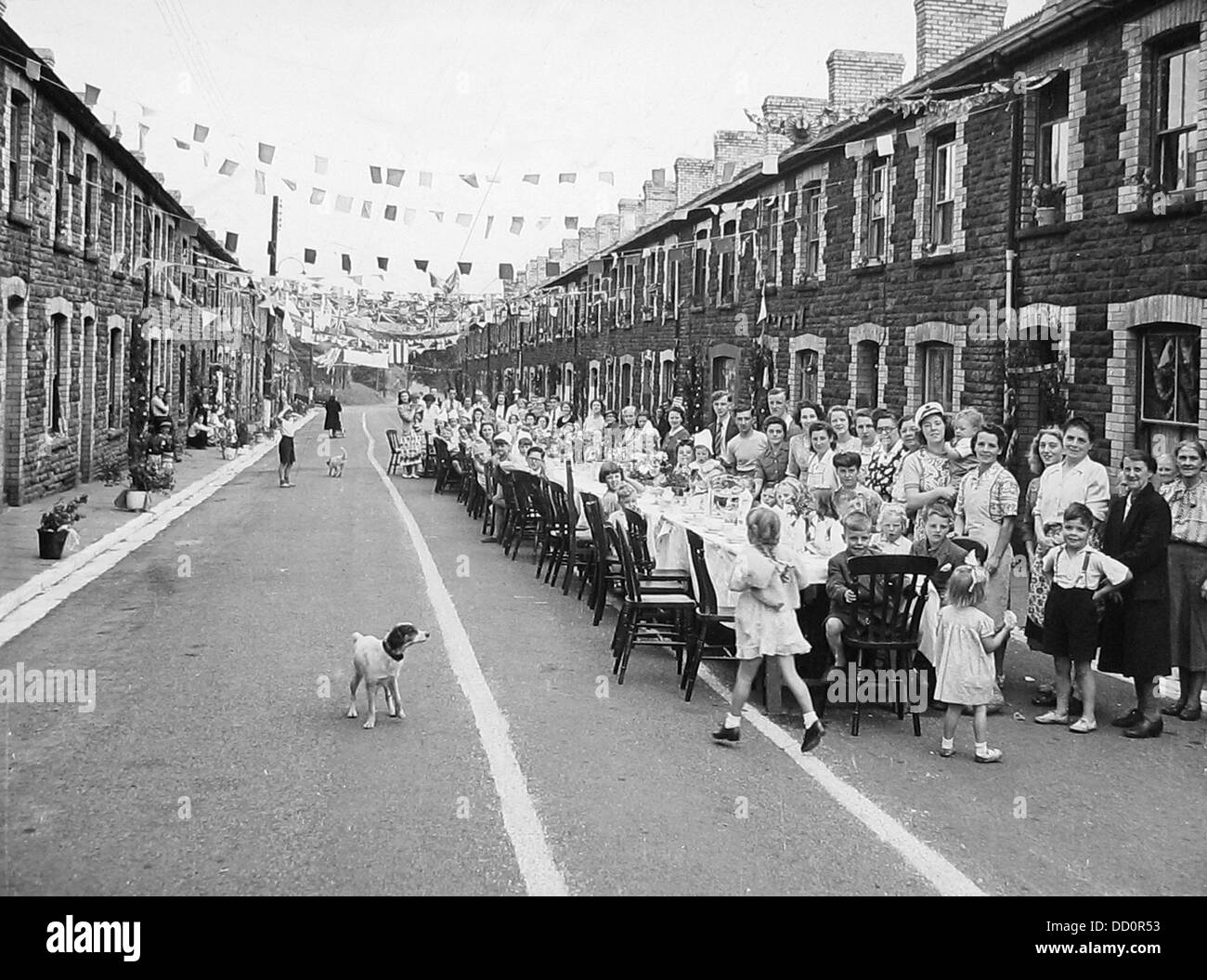 Queen Elizabeth II Incoronazione i bambini di strada di parte 1953 Foto Stock