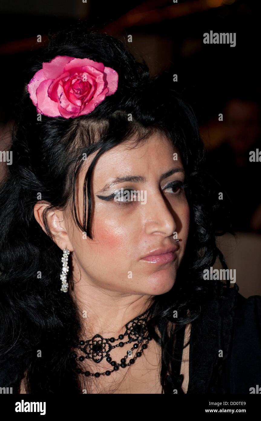 Documentare il Amy Margarida presso la discoteca Floridita, Wardour Street, Londra (aka - Cynthia Richter). Modello brasiliano e attrice che sta crescendo in statura nel Regno Unito come un Amy Winehouse lookalike. Immagine presa nella sua casa di Londra il 10 gennaio 2012. Foto Stock