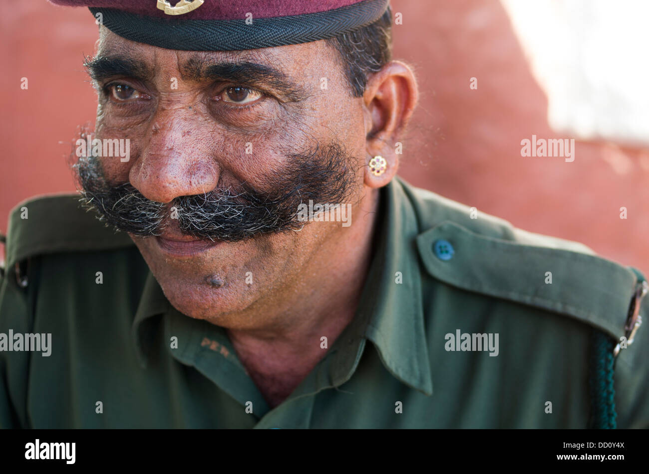 Fort Guard con il berretto e i baffi al Meherangarh Fort - Jodhpur, Rajashtan, India Foto Stock