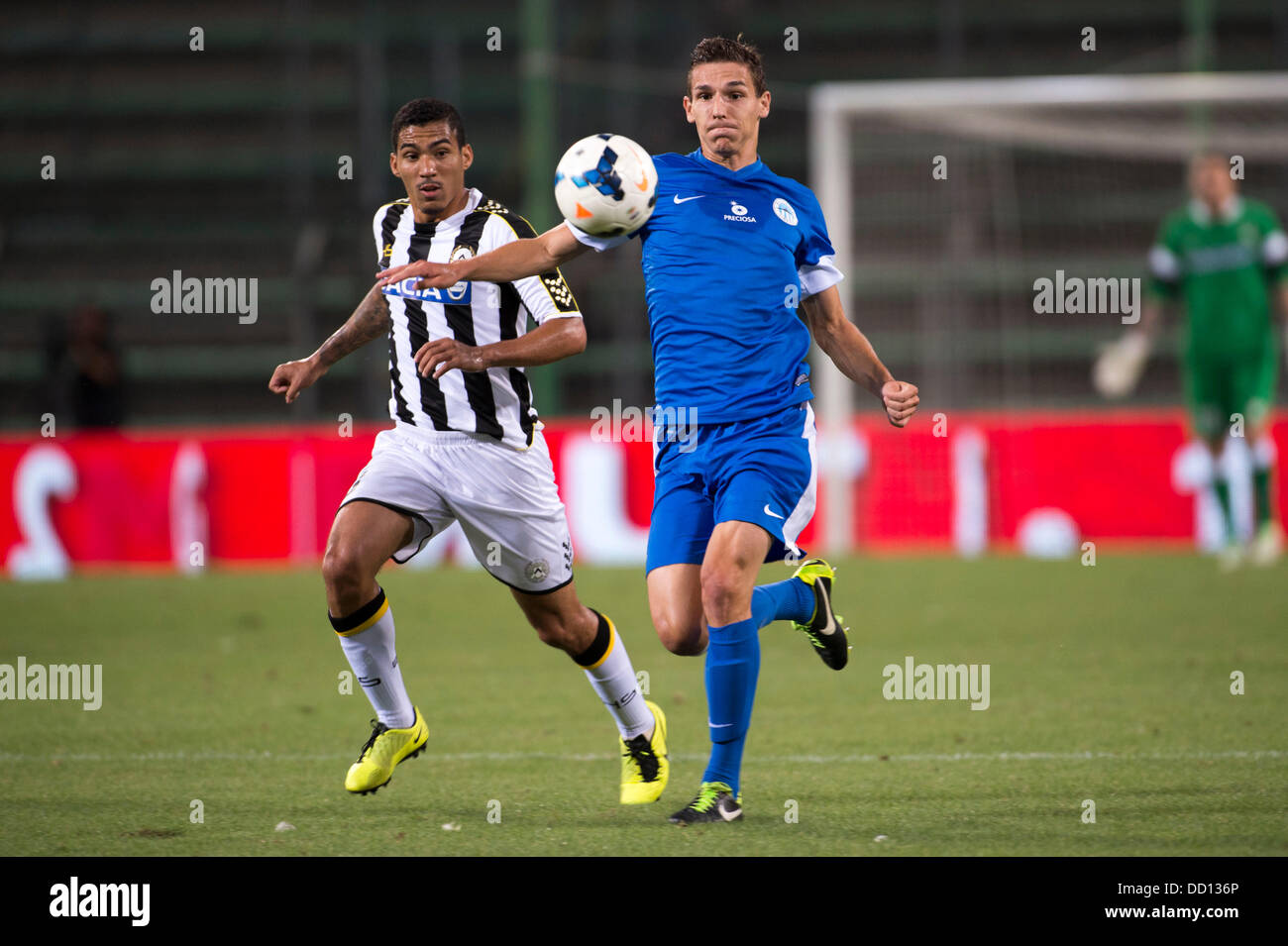Allan Marques Loureiro (Udinese), David Pavelka (Slovan Liberec), 22 agosto 2013 - Calcio : UEFA Europa League Play-off prima gamba match tra Udinese 1-3 Slovan Liberec a Nereo Rocco Stadium di Trieste, in Italia. (Foto di Maurizio Borsari/AFLO) Foto Stock