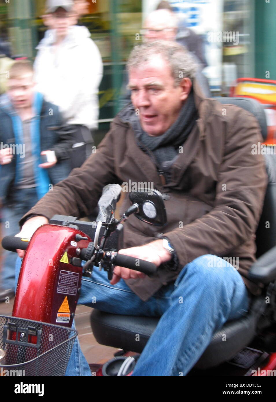 Jeremy Clarkson gare il suo Top Gear co-relatori su una mobilità  personalizzata scooter attraverso Abergavenny città, come essi le scene del  film per la nuova serie di hit BBC motoring visualizza Abergavenny,