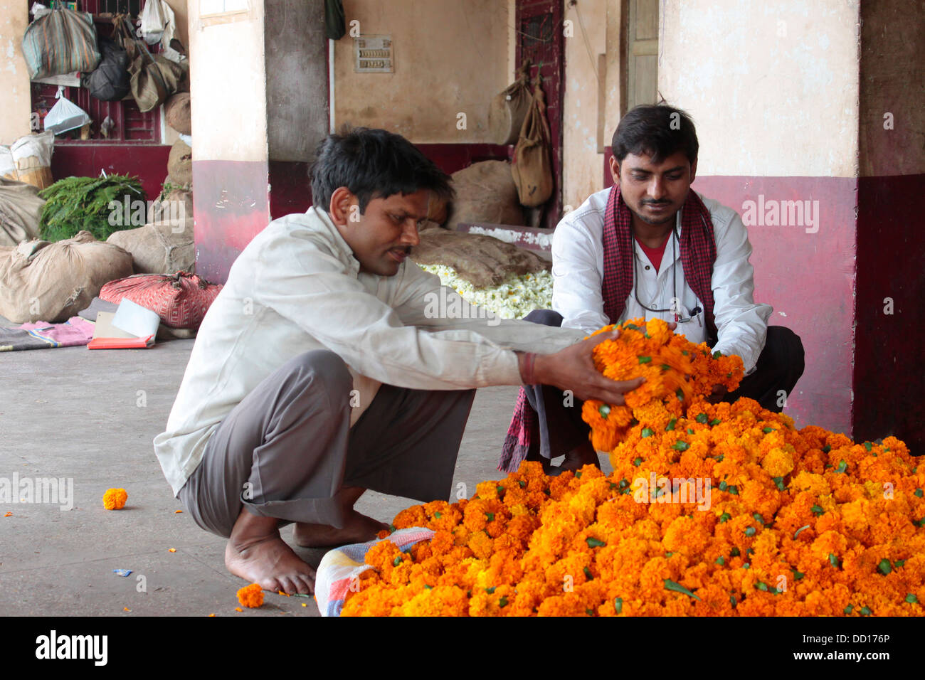 Gli acquirenti e i venditori convergono in corrispondenza di questo antico Mercato dei Fiori a Chandni Chowk, Vecchia Delhi, India. Foto Stock
