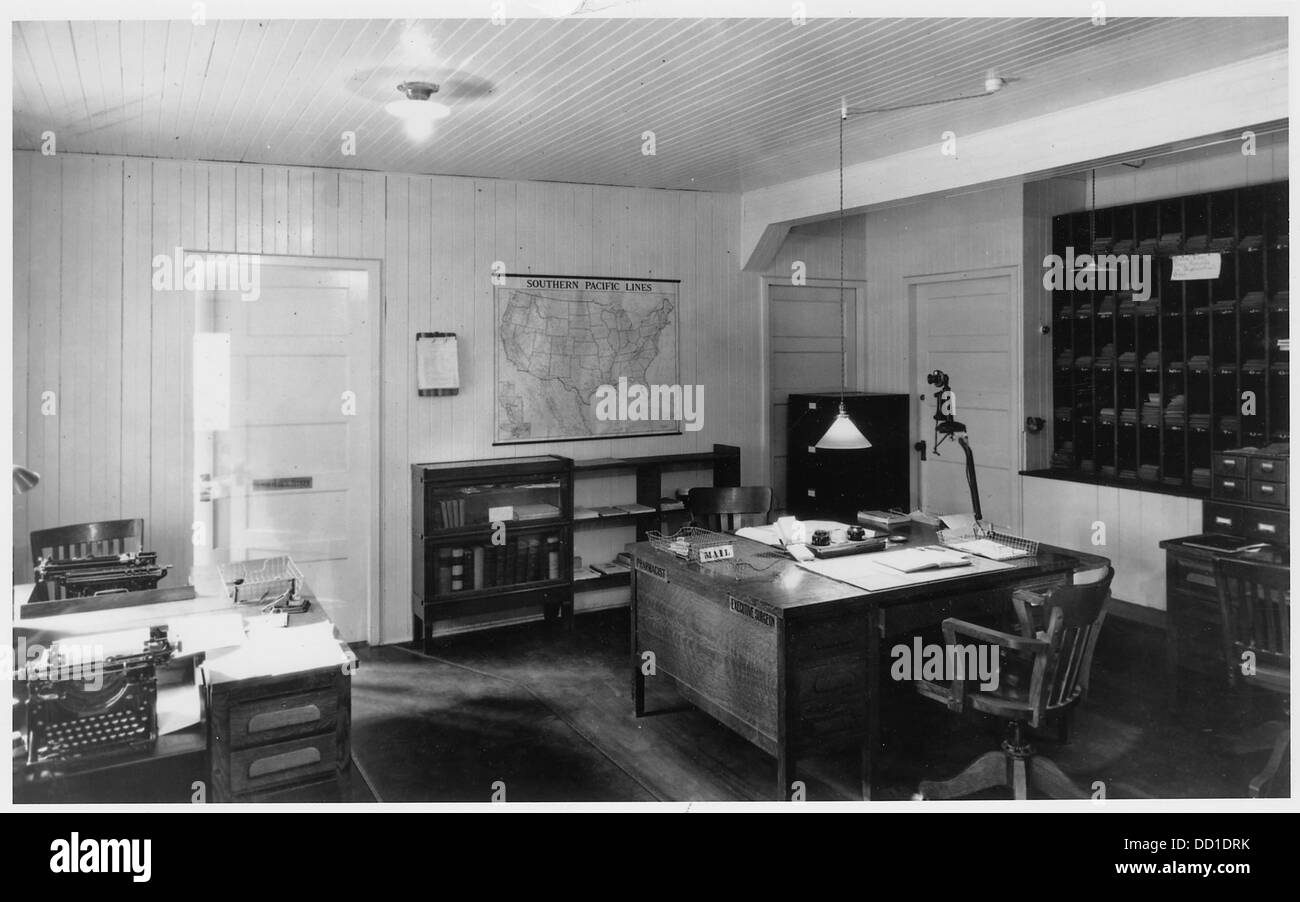 Immagine di un ufficio presso la Naval Training Station di San Diego, California, che mostra l'interno di una struttura militare. Foto Stock