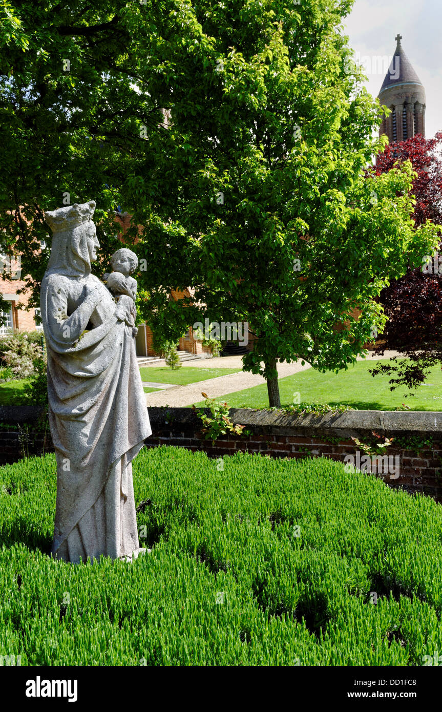 Statua di Gesù e Maria, Quarr Abbey motivi , Wooten Bridge, Ryde, Isle of Wight, England, Regno Unito, GB. Foto Stock